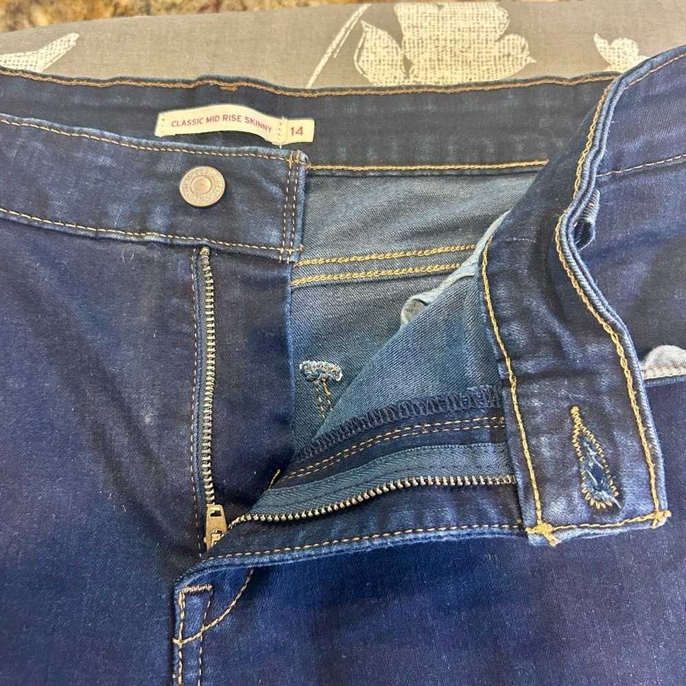 👖”Levi's” Ladies Classic Mid-Rise Skinny Dark Denim Jeans  💙 - Picture 4 of 12